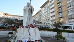 البابا نام جيدًا خلال الليل وهو الآن يستريح