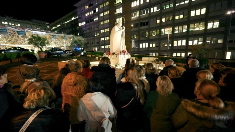 'Il Papa uscito da fase critica, resta 'complessit�'