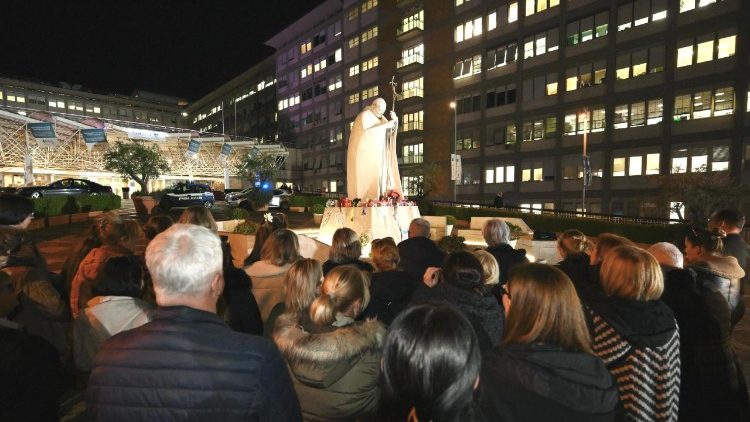 Papa Francisko katika hospitali ya Gemelli anaendelea kuimarika.