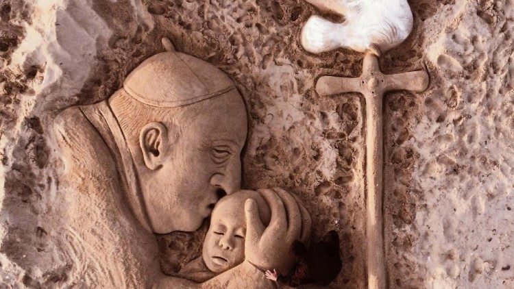 ഫ്രാൻസിസ് പാപ്പായ്ക്ക് പ്രാർത്ഥനകളറിയിച്ച് മണലിൽ ചിത്രം വരച്ചപ്പോൾ 