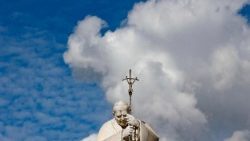 மேகமூட்டத்துடன் காணப்படும் ஜெமெல்லி மருத்துவமனை முன்பு உள்ள திருத்தந்தை புனித இரண்டாம் யோவான் பவுல் திருஉருவச்சிலை 