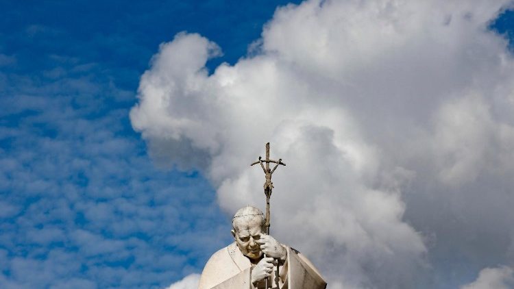 மேகமூட்டத்துடன் காணப்படும் ஜெமெல்லி மருத்துவமனை முன்பு உள்ள திருத்தந்தை புனித இரண்டாம் யோவான் பவுல் திருஉருவச்சிலை 