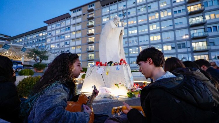 Моладзь моліцца за Францішка ля клінікі "Джэмэлі"