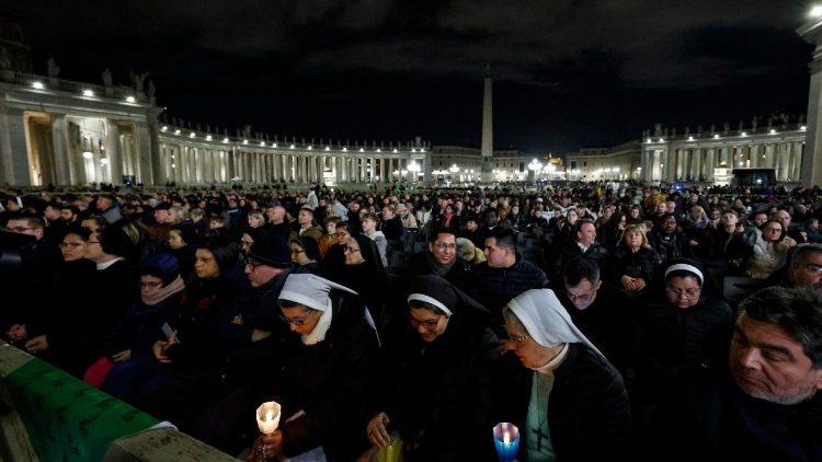 ഫ്രാൻസീസ് പാപ്പായുടെ സുഖപ്രാപ്തിക്കായി വത്തിക്കാനിൽ വിശുദ്ധ പത്രോസിൻറെ ബസിലിക്കയുടെ അങ്കണത്തിൽ നയിക്കപ്പെട്ട  കൊന്തനമ്സ്കാരത്തിൽ പങ്കെടുക്കുന്ന വിശ്വാസികൾ, 28/02/25