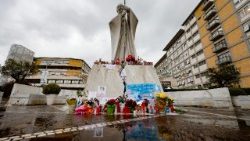 A római Gemelli-kórház előtt Szent II. János Pál szobra