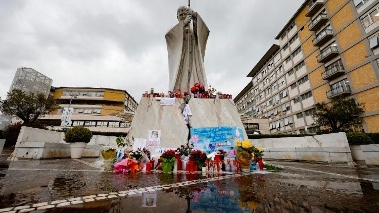 A római Gemelli-kórház előtt Szent II. János Pál szobra
