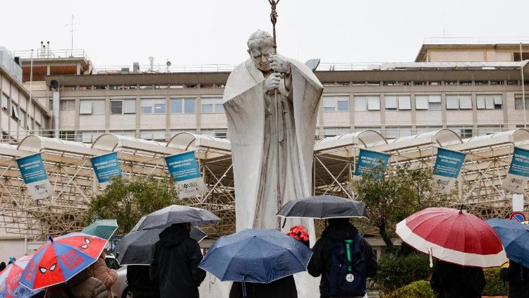 Przy pomniku Jana Pawła II pod Kliniką Gemelli ludzie modlą się o zdrowie Franciszka