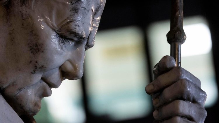 Papa Francisc a depășit criza de bronhospasm, are o dispoziție bună și s-a rugat zeci de minute în capela de la spitalul ”Gemelli”