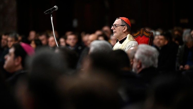Le cardinal Gugerotti et les fidèles dans la Basilique Saint-Pierre