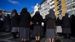 Ordenssystrar i bön utanför Gemelli sjukhuset