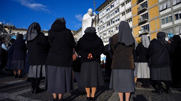 Ordenssystrar i bön utanför Gemelli sjukhuset