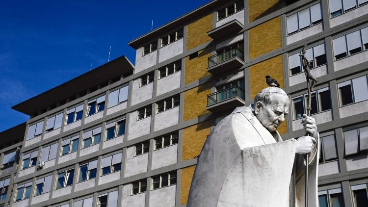 Il Papa, "da qui la guerra � ancora pi� assurda"