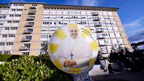 Papst setzt Therapien fort – Zustand stabil mit leichter Besserung