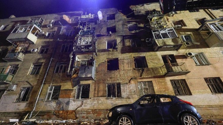 O local de um edifício residencial danificado após um ataque de drone russo em meio à invasão russa em andamento em Kharkiv, Ucrânia, 02 de março de 2025 (emitido em 03 de março de 2025). Pelo menos oito pessoas, incluindo uma criança, ficaram feridas em um ataque de drone russo em Kharkiv, a segunda maior cidade da Ucrânia, no final de 02 de março de 2025, de acordo com o Gabinete do Promotor Regional de Kharkiv. EPA/SERGEY KOZLOV