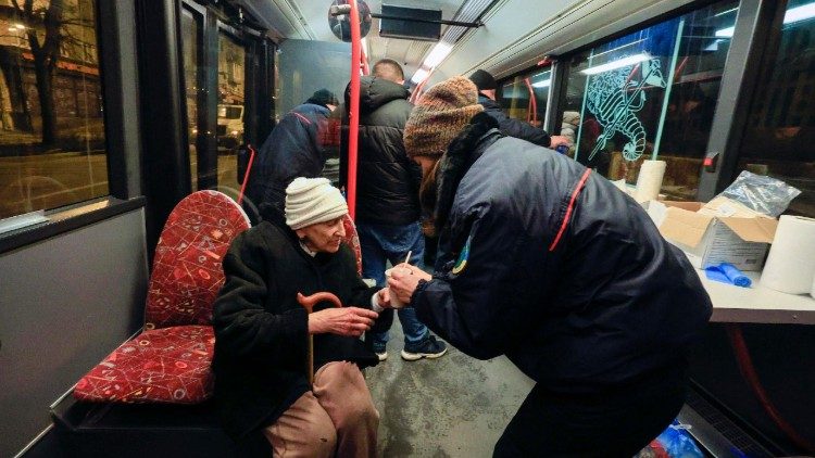 Um socorrista ucraniano auxilia um morador local (E) no local de um ataque de drone russo a um prédio residencial em meio à invasão russa em andamento em Kharkiv, Ucrânia, 02 de março de 2025 (emitido em 03 de março de 2025). Pelo menos oito pessoas, incluindo uma criança, ficaram feridas em um ataque de drone russo a Kharkiv, a segunda maior cidade da Ucrânia, no final de 02 de março de 2025, de acordo com o Gabinete do Promotor Regional de Kharkiv. EPA/SERGEY KOZLOV