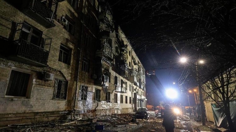 O local de um edifício residencial danificado após um ataque de drone russo em meio à invasão russa em andamento em Kharkiv, Ucrânia, 02 de março de 2025 (emitido em 03 de março de 2025). Pelo menos oito pessoas, incluindo uma criança, ficaram feridas em um ataque de drone russo em Kharkiv, a segunda maior cidade da Ucrânia, no final de 02 de março de 2025, de acordo com o Gabinete do Promotor Regional de Kharkiv. EPA/SERGEY KOZLOV