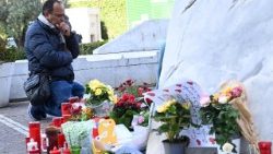 திருத்தந்தைக்காக இறைவேண்டல் செய்யும் விசுவாசி 