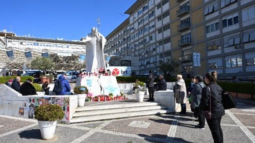 入院中の教皇、夜間、よく休まれる