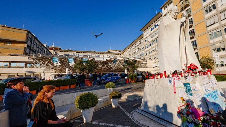 Modlitba za zdraví papeže Františka před římskou nemocnicí Gemelli