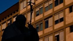 Pohled na nemocnici Gemelli, před jejímž vchodem je umístěna socha Jana Pavla II.