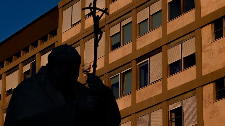 Pohled na nemocnici Gemelli, před jejímž vchodem je umístěna socha Jana Pavla II.