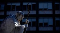 Szent II. János Pál pápa szobra a római Gemelli-kórház előtt