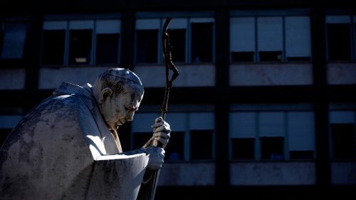 Szerda esti jelentés: A pápa felhívta a gázai plébániát, állapota továbbra is stabil 