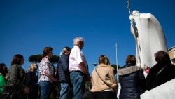 Folk i bön utanför sjukhuset 