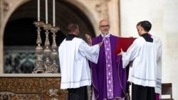 திருப்பலியின்போது கர்தினால் மைக்கேல் செர்னி 