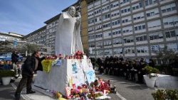 ஜெமெல்லி மருத்துவமனை முன்புறம் 