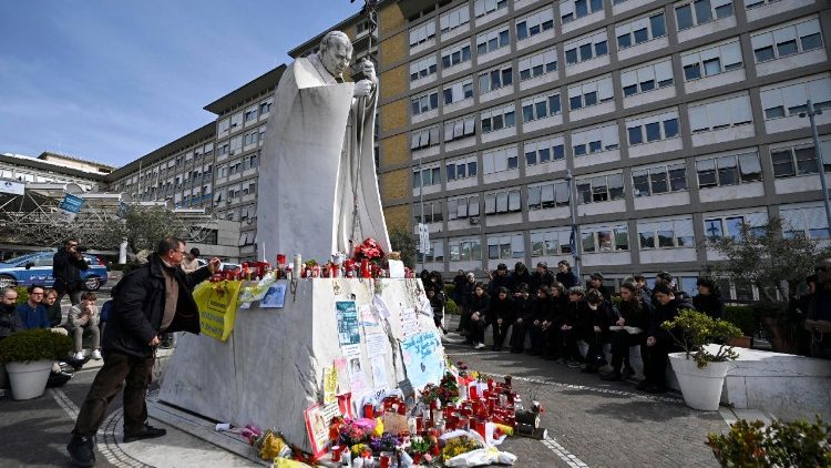 ஜெமெல்லி மருத்துவமனை முன்புறம் 