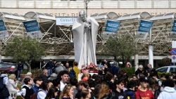 ஜெமெல்லி மருத்துவமனையின் முன்பு இறைமக்கள்