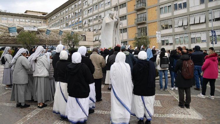 Szerzetesnővérek imádkoznak a Gemelli klinika udvarán 