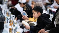 Elever vid Al-Azhar läser koranen innan de bryter fastan. 