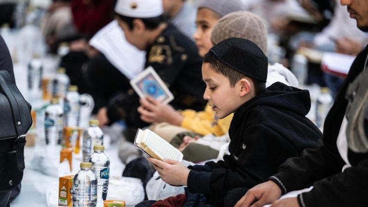 Elever vid Al-Azhar läser koranen innan de bryter fastan. 