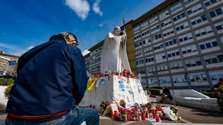 Modlitby za papeže Františka před nemocnicí Gemelli