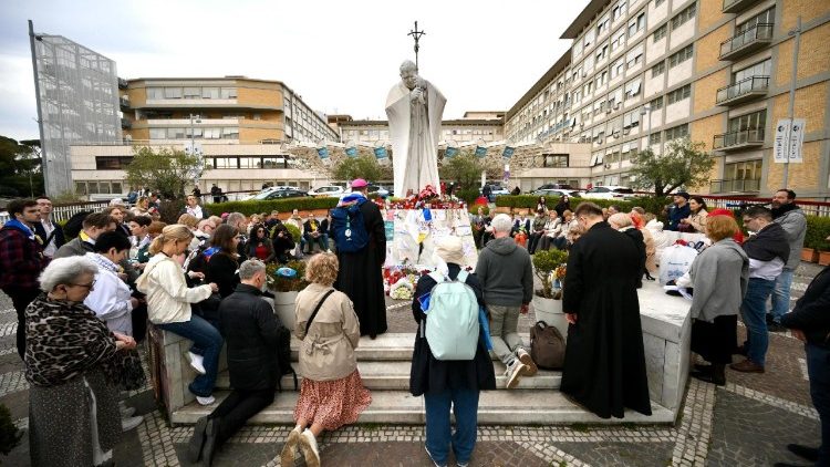 BUONUMORE E CURE, DOPO 30 GIORNI PROSEGUE LA DEGENZA DEL PAPA