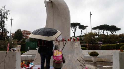 入院中の教皇、平穏に夜を過ごされる