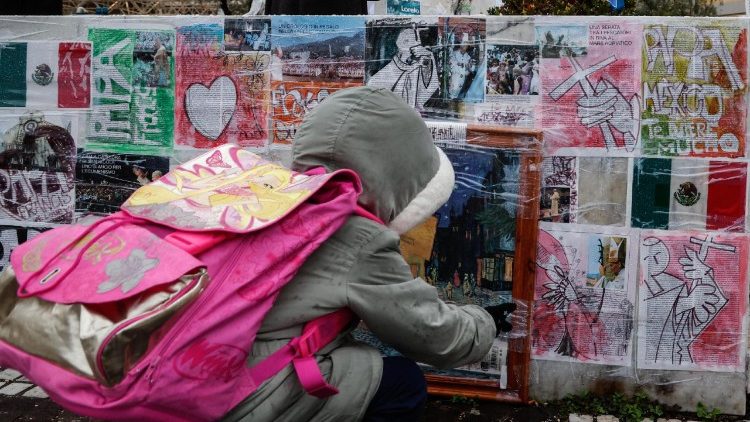 Al Gemelli in tanti hanno lasciato un pensiero per Papa Francesco