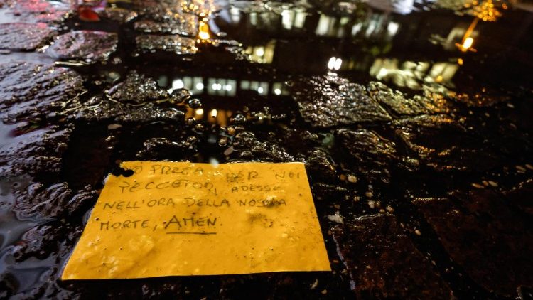 Det regnet mye i Roma onsdag. «Be for oss syndere, nå og i vår dødstime. Amen» står det på et papirark under Johannes Paul II-statuen.