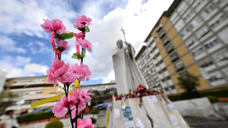 Papa Francisko anawaambia watoto kwamba anawapenda