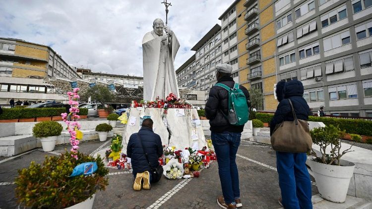 ഫ്രാൻസിസ് പാപ്പായ്ക്കായി പ്രാർത്ഥനയിൽ - ജെമെല്ലി ആശുപത്രിക്ക് മുന്നിൽനിന്നുള്ള ഒരു ദൃശ്യം