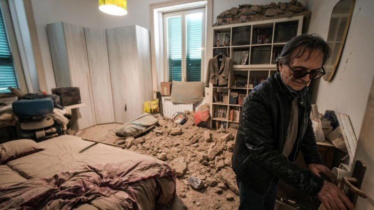 Gli effetti del terremoto in una casa di Bagnoli, tra Pozzuoli e Napoli in Campania