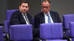 Friedrich Merz (CDU, r.) und Lars Klingbeil (SPD) im Bundestag
