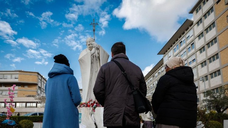 Il Papa ha ripreso terapie, poi esercizi spirituali e preghiera