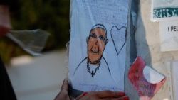 Los saludos al Papa en el ingreso del hospital Gemelli de Roma