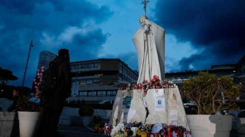 Papežův stav v nemocnici Gemelli je ustálený. Dostal dort jako dárek od zdravotnického personálu