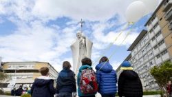 जेमेली अस्पताल के सामने संत पापा जॉन पौल द्वितीय की प्रतिमा के पास प्रार्थना करते बच्चे