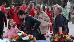 இறந்தவர்களுக்கு அஞ்சலி செலுத்தும் பொதுமக்கள்