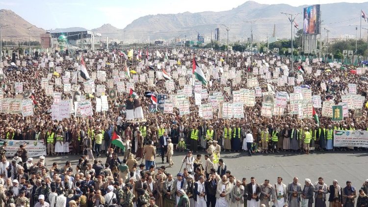 हौथी समर्थकों ने सना में अमेरिकी हवाई हमलों के खिलाफ प्रदर्शन किया